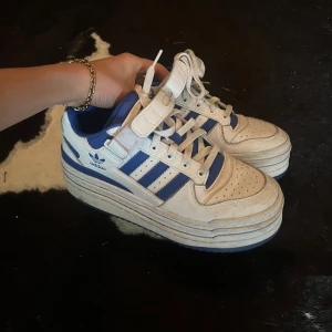 Adidas plattform sneakers - Nästan nya, inga defekter, strl 38-39, kan mötas!