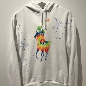 Polo Ralph Lauren Hoodie - Polo Ralph Lauren hoodie storlek small.                           Skick 9/10, använd fåtal gånger.                                                     Priset går såklart att diskutera!                                      Vid fler funderingar tveka inte att slå en signal!                                                                      /VS