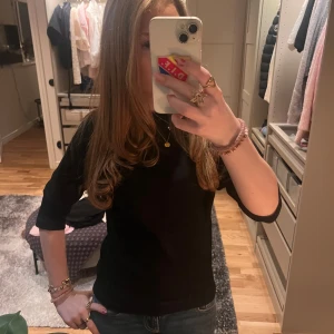 Svart tröja med trekvartsärm - Snygg svart tröja med trekvartsärm. Tröjan har en normal passform och är kan matchas med vad som helst. pris kan diskuteras 