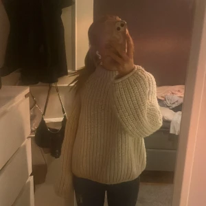 Beige stickad tröja - Mysig beige stickad tröja med långärmad design. Perfekt för kyligare dagar. Har aldrig använt. Går att sänka. Och alla andra kläder jag säljer!!