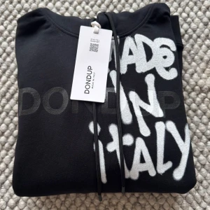 HELT NY DONDUP HOODIE - Den mest eftertraktade hoodien på hela marknaden - Nästintill omöjlig att få tag på - Skick: 10/10 med tags - Tveka inte att höra av er vid frågor eller funderingar - deluxecloset 