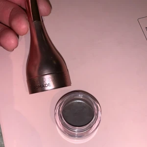 Ögonbrynspomad med borste - Snygg ögonbrynspomad i en elegant burk med inbyggd borste i locket. Perfekt för att forma och fylla i ögonbrynen med precision. Kompakt design som är lätt att ta med sig. Endast testad