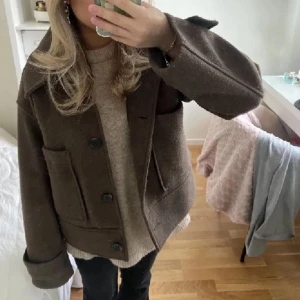Brun kappa - Säljer min bruna kappa från Kappahl. Nypris 900kr. Köpt förra vintern men är sparsamt använd💕Inte min bild!