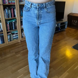 Blå jeans från Never Denim - Säljer ett par jeansbyxor från Never Denim. De är högmidjade med vida ben och knapp gylf. På sista bilder har jag på mig samma modell fast en storlek större så man ser hur de ser ut på. De är välanvända men i bra skick, säljer då de är för små! Jag säljer även fler par i samma model! Nypris 599kr. Skriv gärna om du har frågor eller prisförslag! 🤗