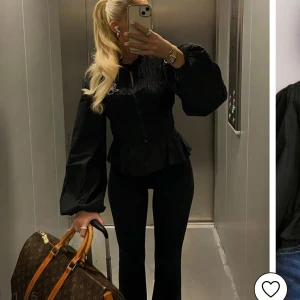 Nelly blus SÖKES! - Söker denna blus från Nelly i svart eller den vit/blå randiga i storlek 36 eller 38 🤍