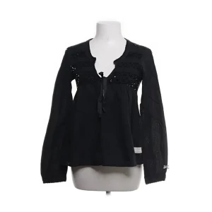Svart blus från Odd Molly - Säljer en gullig och snygg svart blus från Odd Molly med v-ringning och knytband framtill. Blusen har långa ärmar med spetsdetaljer och en liten rosett vid ärmslutet. Storlek 1, dvs xs/s💘