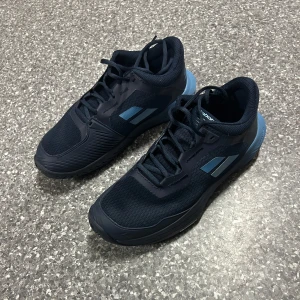 Idrottsskor - Har endast använt dessa 1 gång då jag behövde akut köpa skorna när jag glömde mina vanliga inför en match, alltså i princip helt nya. Funkar bra till tennis, paddel och innebandy. Ordinarie pris var 1400kr.