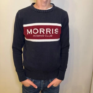 Marinblå Morris stickad tröja - En tvärfet marinblå Morris stickad tröja | skick 10/10 inga defekter | storlek Small, modellen är 170cm och 54kg | vi postar alltid inom 24 timmar, ofta inom 60 minuter | skriv för fler bilder eller om du har någon fundering // HLselling
