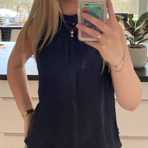 Mörkblå ärmlös blus - Säljer denna jättesöta mörkblåa toppen/blusen. Har ej använts💕