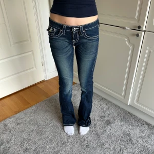 True religion jeans  - True religion low waist bootcut jeans. Storlek 26 Midjemått: 38 och  innerbenslängd: 83 cm 