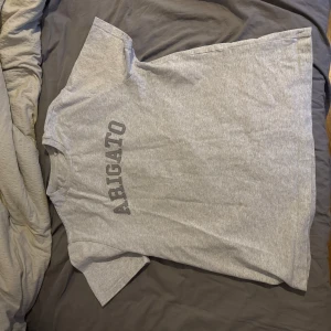 Axel arigato t shirt - Hej jag säljer min axel arigato t shirt strl S den är i nyskick
