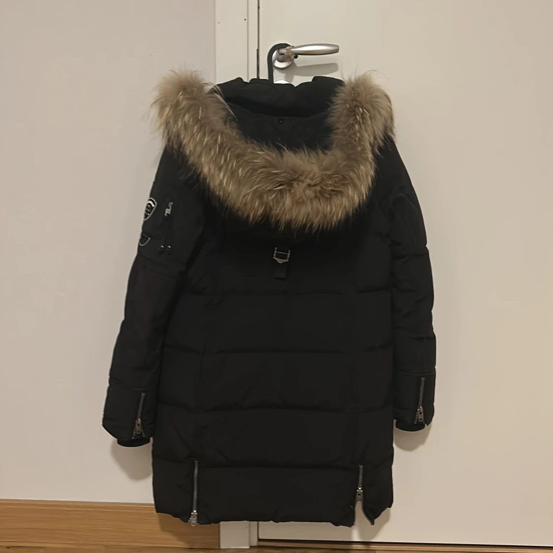 Svart dunjacka med pälsdetalj - 1