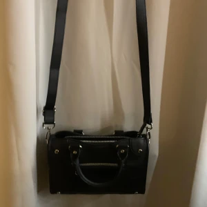 Balenziaga liknande väska - Snygg svart axelväska i skinn. Väskan har både handtag och en justerbar axelrem. Passar perfekt inför sommaren!🌊☀️🐚