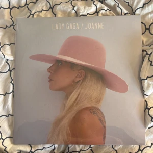 Lady Gaga - Joanne - Lady Gaga- Joanne Vinyl. Säljer då jag har två stycken. Vinylen är helt ny och helt oanvänd, plasten är kvar! (Se bild tre)