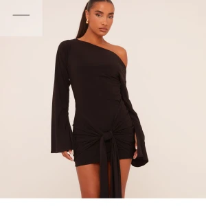 Svart klänning - Säljer denna jättefina svarta klänningen från EGO, helt oanvänd och lappen sitter fortfarande på. Kan gå ner i pris vid snabb affär