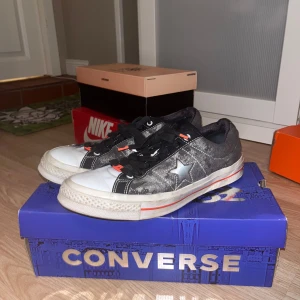 Sadboys x Converse - Säljer ett par skor från Sadboys x Replay collaben då de inte längre kommer till användning. Box samt extra laces tillkommer
