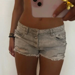 Grå jeansshorts - Säljer ett par snygga grå jeansshorts. Säljer då de inte används längre💕💕