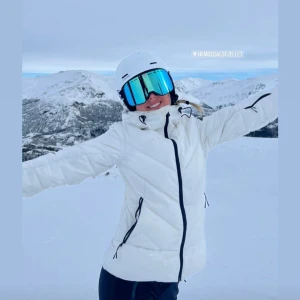 Vit vinterjacka - Säljer en snygg vit vinterjacka med  hög krage. Perfekt för alla dagar i skidbacken. Jackan är i topp skick. 