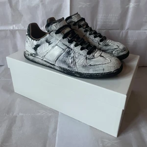 Maison Margiela Gats  - Maison Margiela Gats i storlek 40, modellen kallas Bianchetto. Använda men är fortfarande i ett mycket bra skick. Allt OG och äkthetsbevis medföljer. Nypris på dessa är ca 7000 kr, mitt pris är endast 2000 kr!. Vill sälja så snabbt som möjligt därav priset. Skriv för mer bilder och information👍