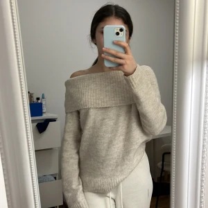 Off shoulder stickad tröja - Säljer en mysig beige stickad tröja med offshoulder-design