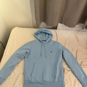 Lacoste hoodie  - Väldigt fin Lacoste hoodie, storlek S. Använd ett fåtal gånger bara. 