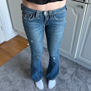 True religion jeans  - True religion low waist bootcut jeans. Storlek 24. Midjemått: 36 cm och innerbenslängd: 80 cm