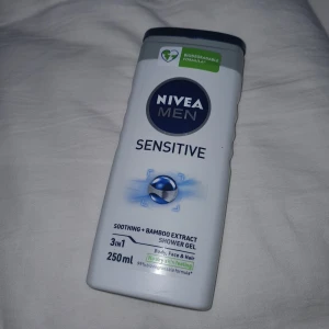 Shower Gel - Nivea Men Sensitive duschgel med bambuextrakt, 3-i-1 för kropp, ansikte och hår. Innehåller 250 ml och har en biologiskt nedbrytbar formula. Perfekt för känslig hud och ger en lugnande effekt. Helt ny och oanvänd!