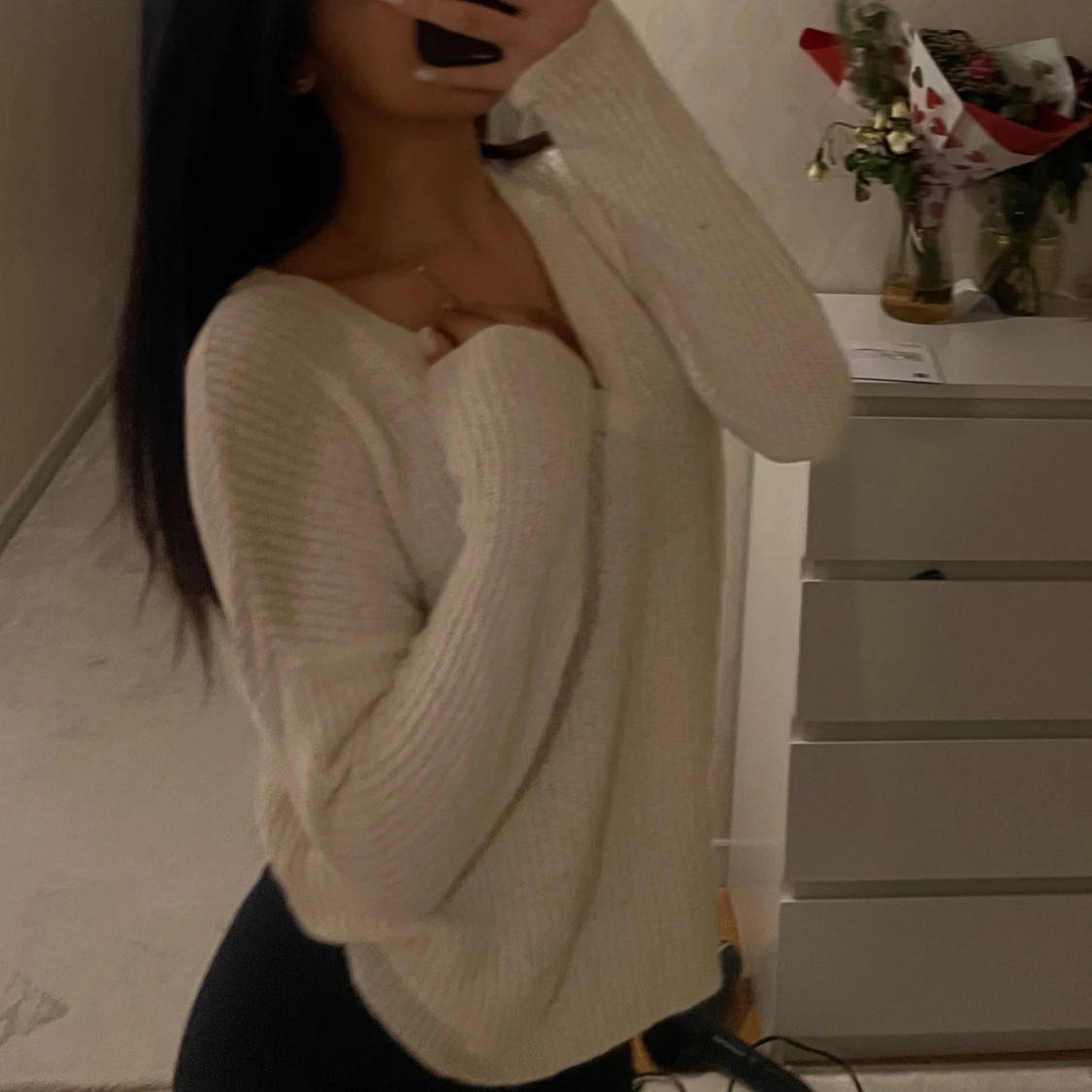 Beige stickad tröja med v-ringning - 1