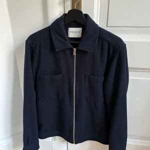 Overshirt från These Glory Days - Overshirt med dragkedja från These Glory Days i fleece/bomullsmaterial. Köpt på Volt och använd ett fåtal gånger, så i fint skick. Storlek M. 