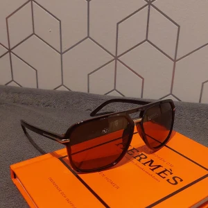 Solglasögon  - Snygga solglasögon med brunt glas. Helt nya