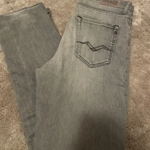 Replay jeans - Snygga replay jeans modell:thad storlek: 28/30 riktigt feta jeans!