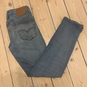 Levis 511 jeans - Snygga Levis 511 jeans i en klassisk blå färg. De har en normal passform och är tillverkade i slitstarkt denim. Perfekta för en avslappnad stil.