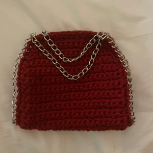 Stella McCartney liknade väska  - Vinröd Stella McCartney liknade väska med silver kedja. Det ingår en knapp inuti väskan vid beställning. Skriv vid eventuella frågor! Pris går att diskutera❤️