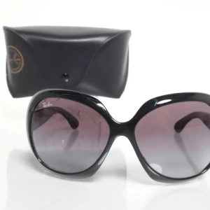Svarta solglasögon från Ray-Ban Jackie OHH II Butterfly - Snygga svarta solglasögon från Ray-Ban med en elegant oversized design. De har mörka tonade linser och en klassisk båge som ger en tidlös look. Perfekta för att skydda ögonen med stil.