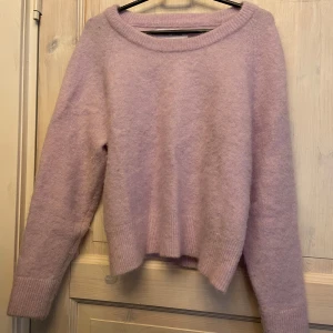 Ljuslila tröja från Samsøe Samsøe - Säljer en tröja från Samsøe använd ett par gånger. Storlek S men passar mig som har ungefär 152 i tröjor.Den är lite noprig men syns inte jättemycket. Tröjan har en rund halsringning och långa ärmar, perfekt för kyligare dagar.