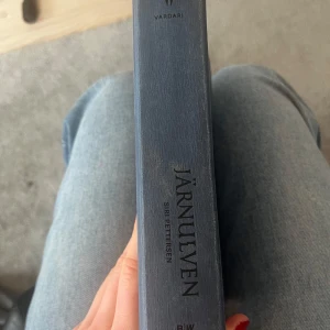 Järnulven - Boken 'Järnulven' av Siri Pettersen är en del av serien Vardari. Den innehåller en karta över en fantasivärld och börjar med en prolog som sätter stämningen för en mystisk och spännande berättelse. Perfekt för fantasyälskare som vill dyka in i en ny värld.