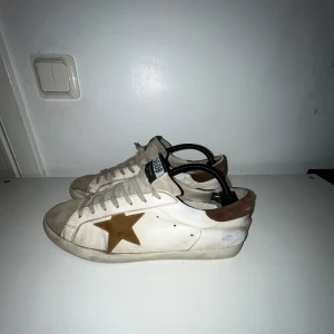 Golden goose  - Säljer dessa riktigt feta golden goose supserstars för ett riktigt bra pris🤝 skorna är i bra/lite användt skick men fortfarande mycket kvar att ge! Öppen för frågor🤩