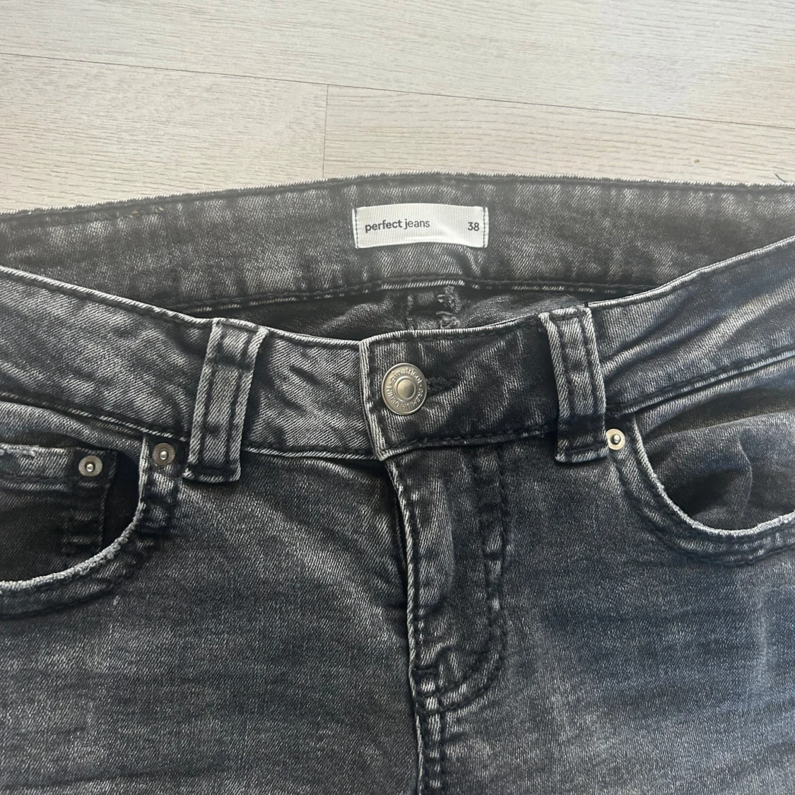 Svarta bootcut jeans från Gina - 4