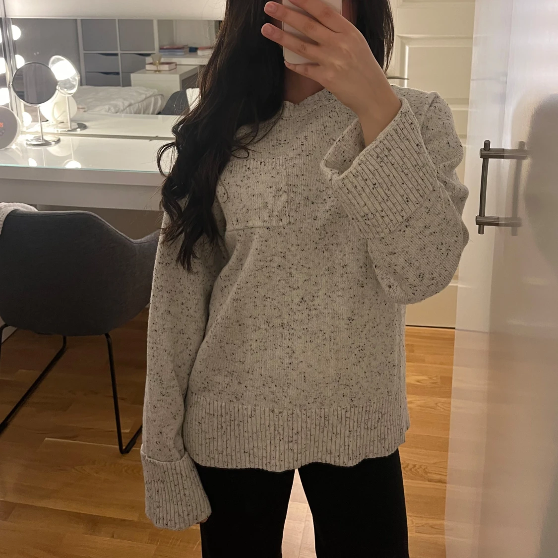 Grå stickad tröja med ficka