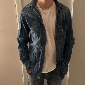 Jeans skjorta  - Osäker på märket, används inte därför säljer jag!!