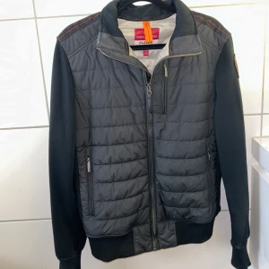 Parajumpers cardigan  - Tja, Säljer en svart jacka från Parajumpers Storlek XS, Passar mig som ar 176 cm lång. Perfekt for kyligare dagar, Knappast använd och inga defekter alls. Pris ej hugget i sten Kom DM om ni har frågor