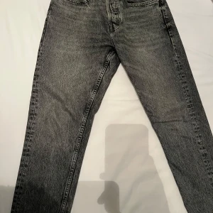 Grå jeans från Zara - Snygga grå jeans från Zara. Kom med förslag. 