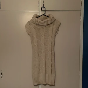 Stickad klänning från Broadway -  Säljer en stickad klänning från Broadway nyc fashion i storlek 38 men är liten i storlek och passar 36/XS-S. Klänningen har en lång krage som viks ner och T-shirt ärmar. 💕