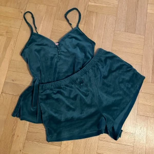 Mjukis lounge pyjamas set  - Mjukt velour set från Hunkemöller. Topp storlek M och shorts storlek L. Grön