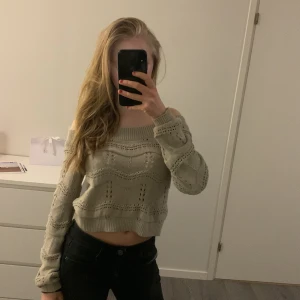 Beige stickad offshoulder-tröja - Säljer en superfin beige stickad tröja med offshoulder-design. Perfekt för höst och vår! Den har ett snyggt hålmönster och långa ärmar. Säljer eftersom den tyvärr är lite för stor för mig💗