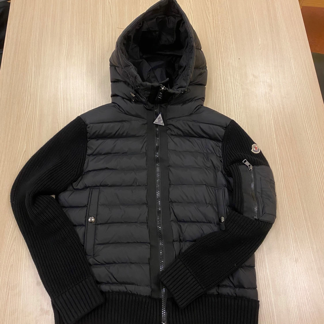 Svart dunjacka med stickade ärmar