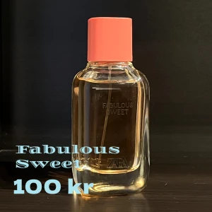 Fabulous Sweet  Zara - Den har en söt och fruktig doft med inslag av vanilj, tuberos och ylang-ylang. Toppnoterna är päron, mandarin och rosa peppar, medan basnoterna består av vanilj, tonkaböna och patchouli. Närmare 100% kvar, se bild. OBS, Fraktkostnad tillkommer!