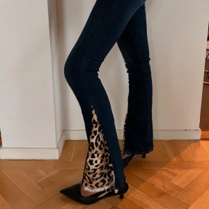 Lågmidjade jeans - Lågmidjade bootcut jeans med leopard detalj från G-star i strl 24/32 💫