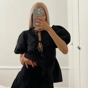 Blus med rosetter och puffärmar - Supersöt blus med knyt i fram med rosetter och puffärmar! Helt ny med lappen kvar då jag köpte fel storlek🩷 Köpte för 349kr🫶🏻