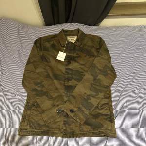 Tja säljer nu denna as feta overshirten ifrån Zadig & Voltaire i camo som är helt ny med tags. Den är i storlek S och passar dig runt 180-190. Nypris på dessa ligger på 3000kr och mitt pris 1299kr!